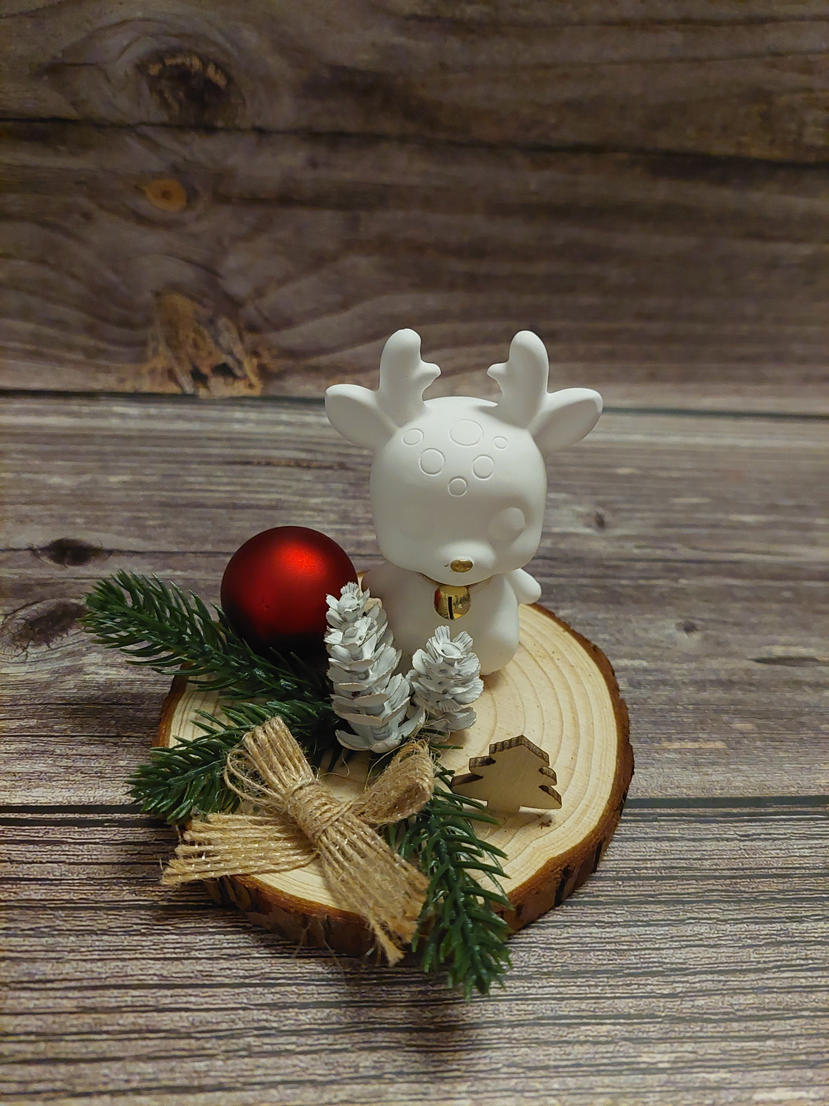 Weihnachtsdeko auf Holzscheibe