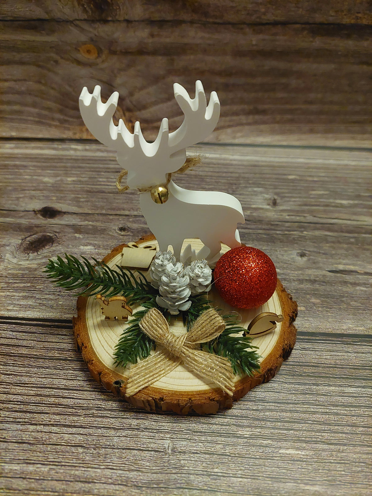 Weihnachtsdeko auf Holzscheibe