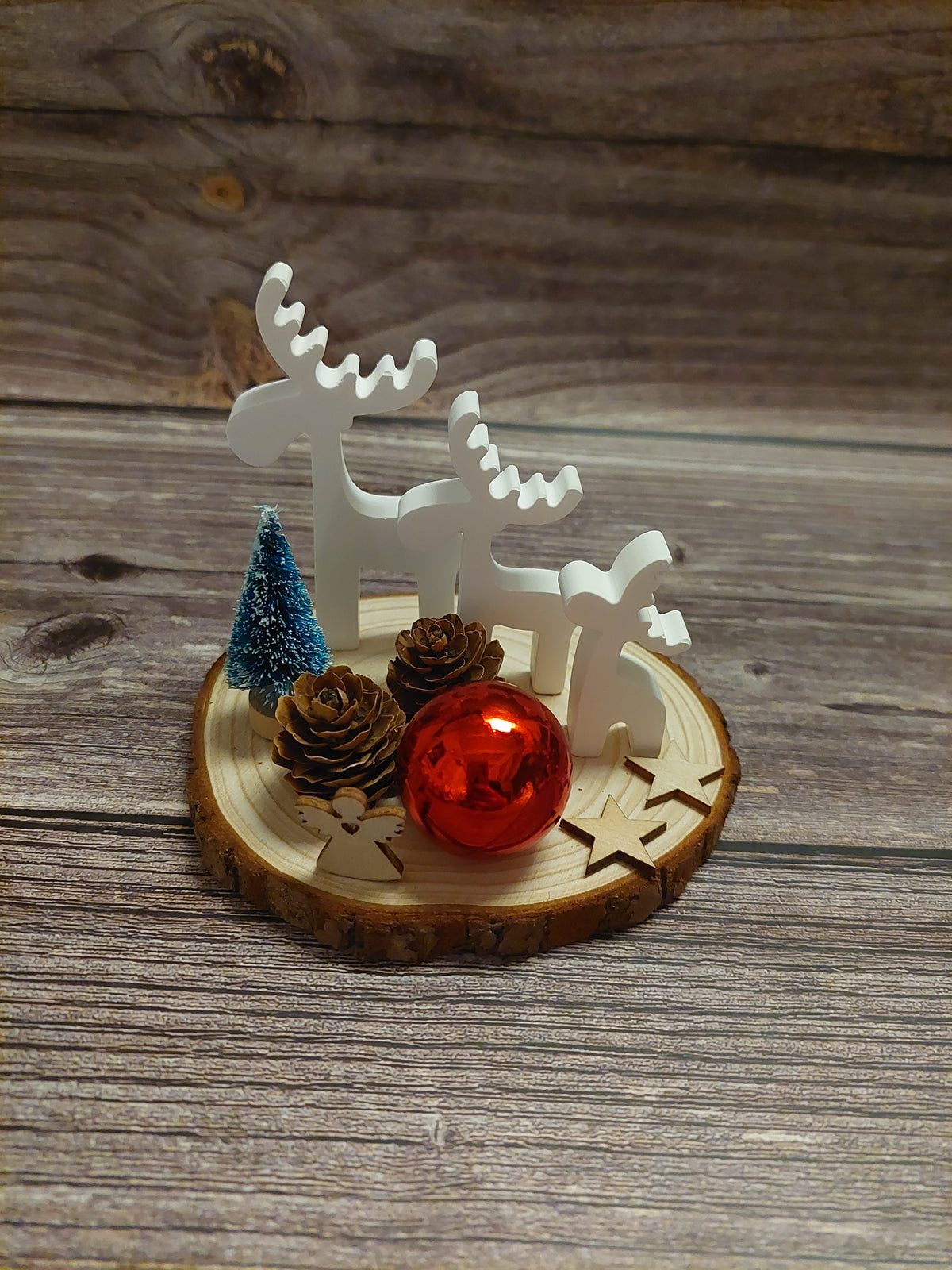 Weihnachtsdeko auf Holzscheibe