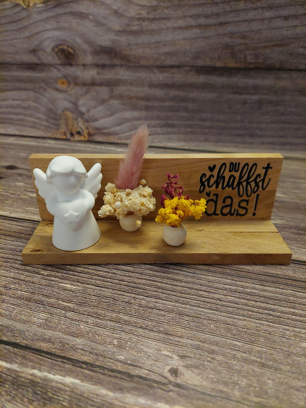 Holz-Dekoaufsteller mit Figur & Trockenblumen
